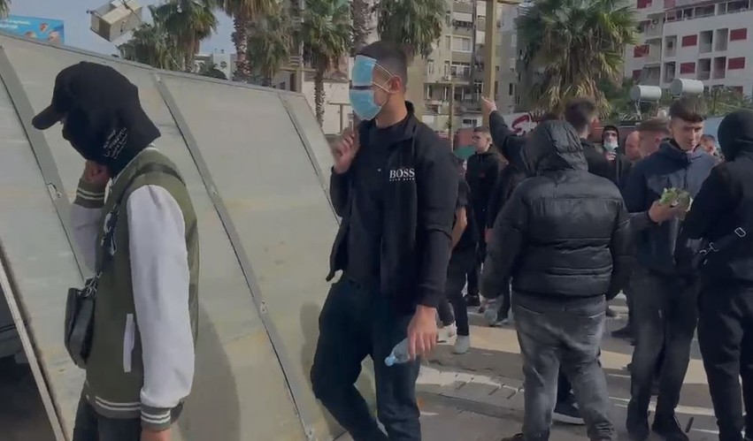 Tensionohet protesta në Durrës: Gjimnazistët dhe studentët thyejnë dyert e Prefekturës, digjen pemë e kosha mbeturinash