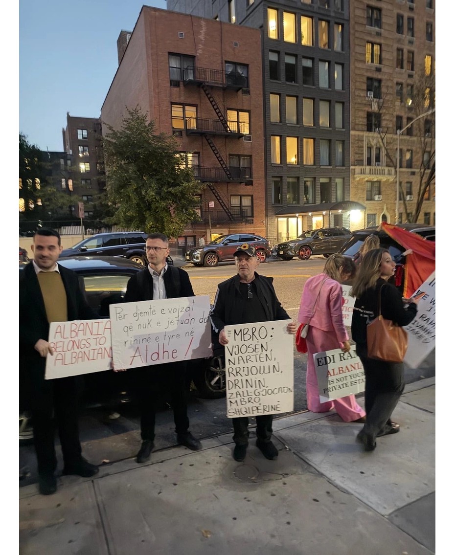 Diaspora në New York ngrihet në këmbë: Tubim masiv në mbështetje të studentëve që protestojnë në Tiranë
