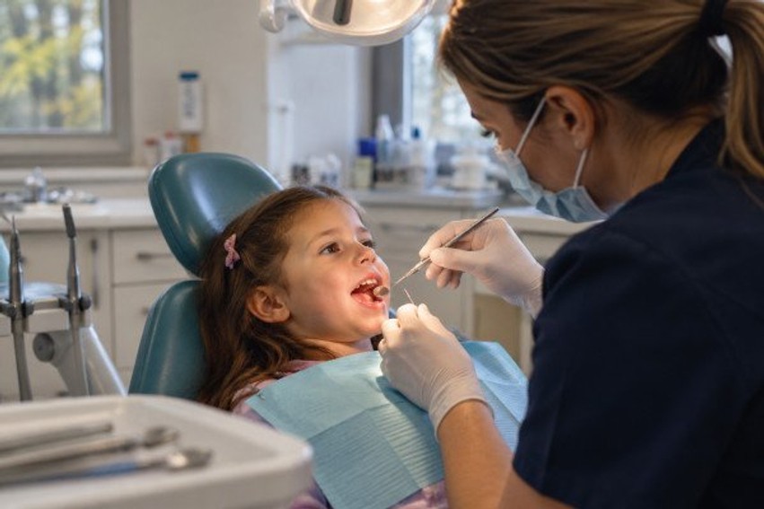Kur duhet nisur vizitat e para te dentisti? Këshillat kyçe për shëndetin oral të fëmijëve