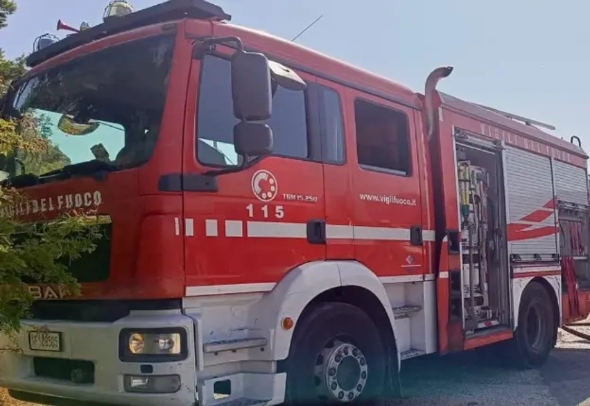 Flakët shkrumbojnë pasuri të konsiderueshme në Lipjan: Dëmtohen makina korrjeje, stalla dhe mijëra balota sane