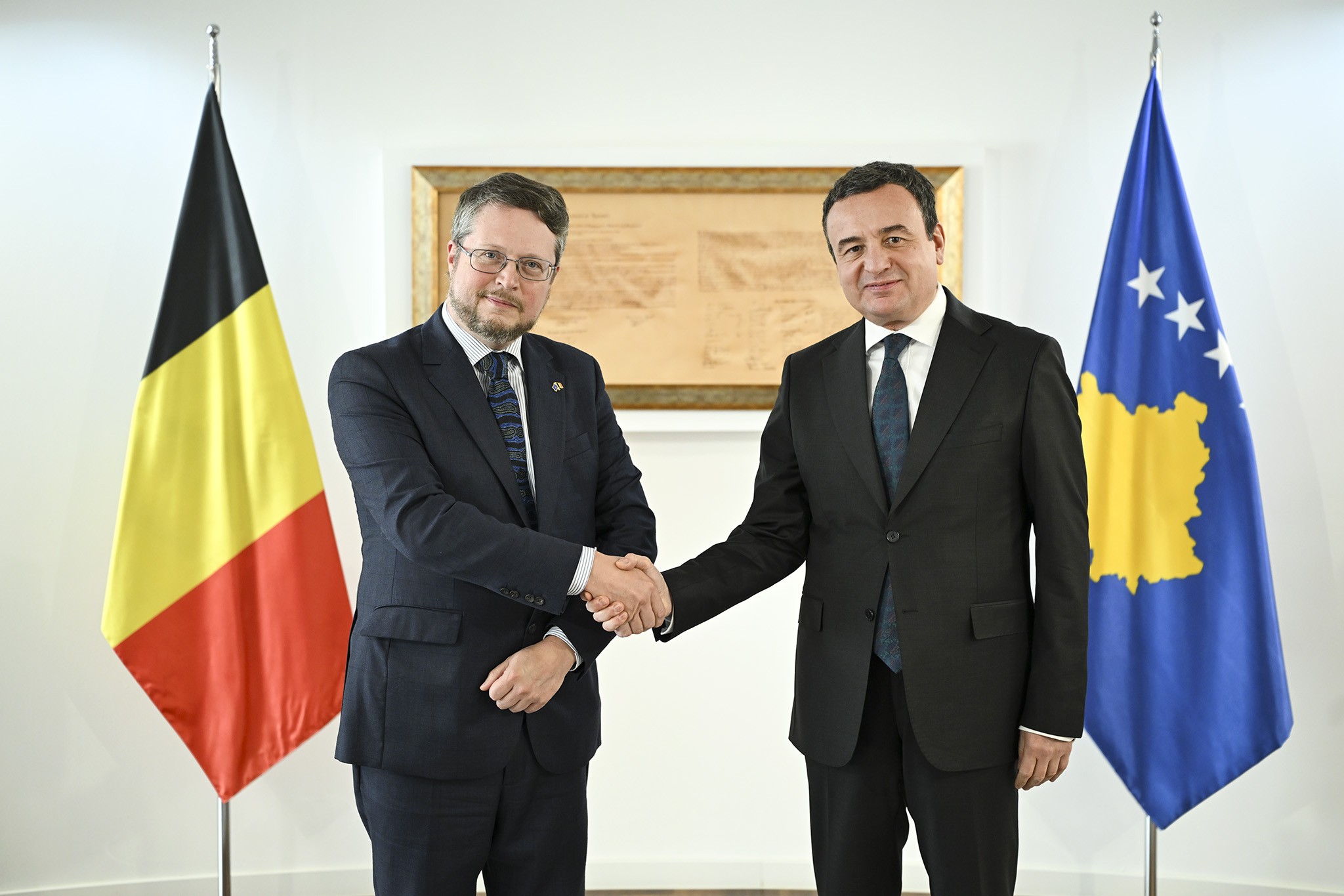 Kurti takon ambasadorin belg: Theksimi i bashkëpunimit në siguri dhe planet për investime në energji e infrastrukturë
