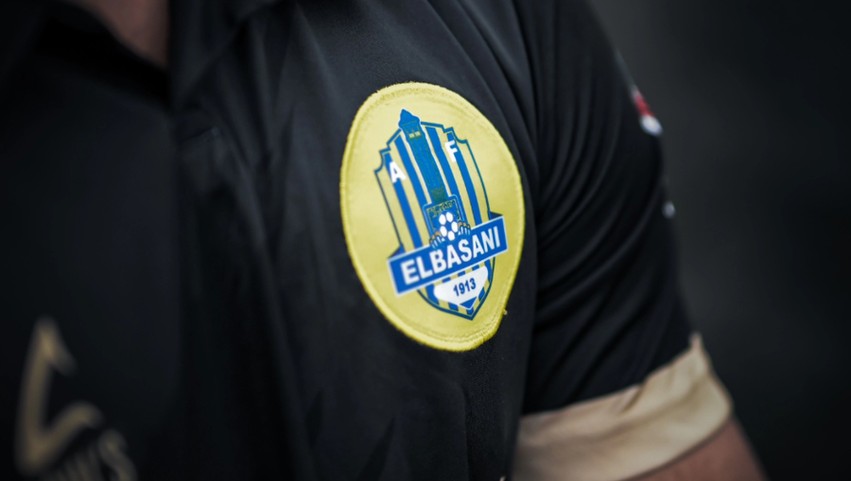 Lëvizje e papritur te Elbasani para sfidës me Vorën, klubi zyrtarizon bashkëpunimin e ri
