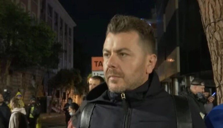 “Asnjë lloj dhune nuk i ndal dot” – Erald Kapri paralajmëron ndryshimin rrënjësor: Rinia në shesh përballë shtetit policor