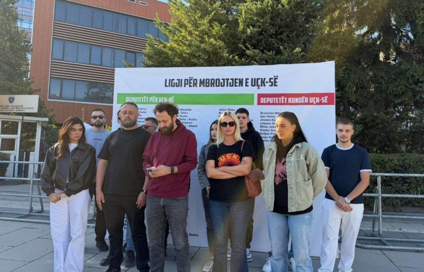 Aksion simbolik para Kuvendit: Thirrje e prerë për votimin e ligjit për UÇK-në