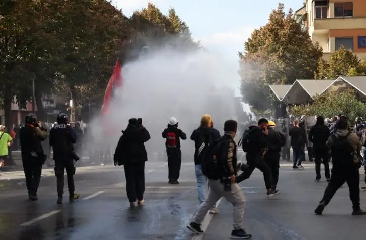 Tension dhe dhunë në Tiranë: Mbylet dita e gjashtë e protestës, dhjetëra të lënduar e sulme me molotovë
