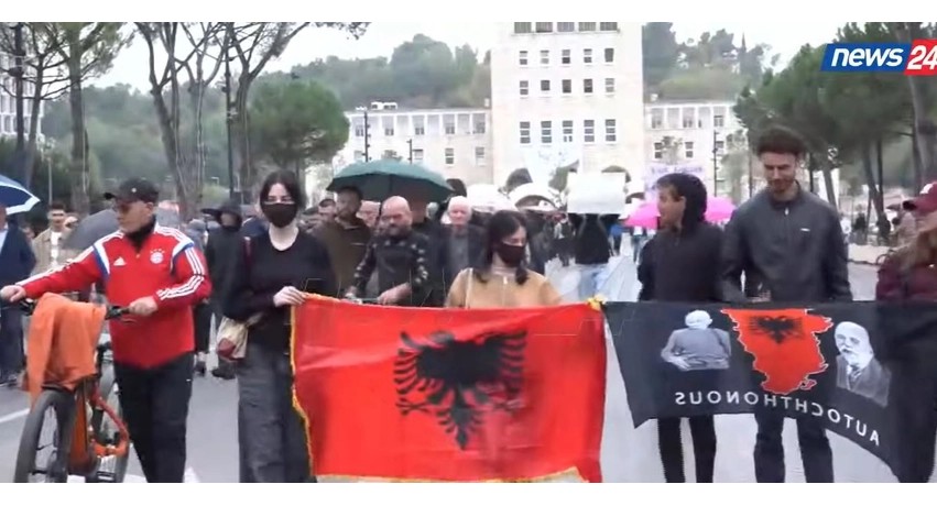Vala e protestave shtohet: Studentët dhe pedagogët marshojnë drejt Kuvendit, mjekët i bashkohen lëvizjes