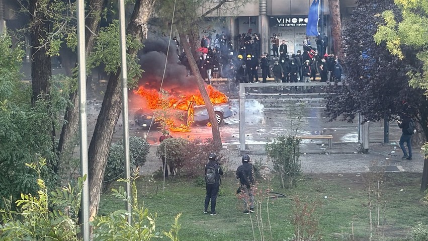 Tensionet arrijnë kulmin para Kryeministrisë: Digjet automjeti në bulevard, shpërthime dhe sulm me fishekzjarrë ndaj forcave të rendit