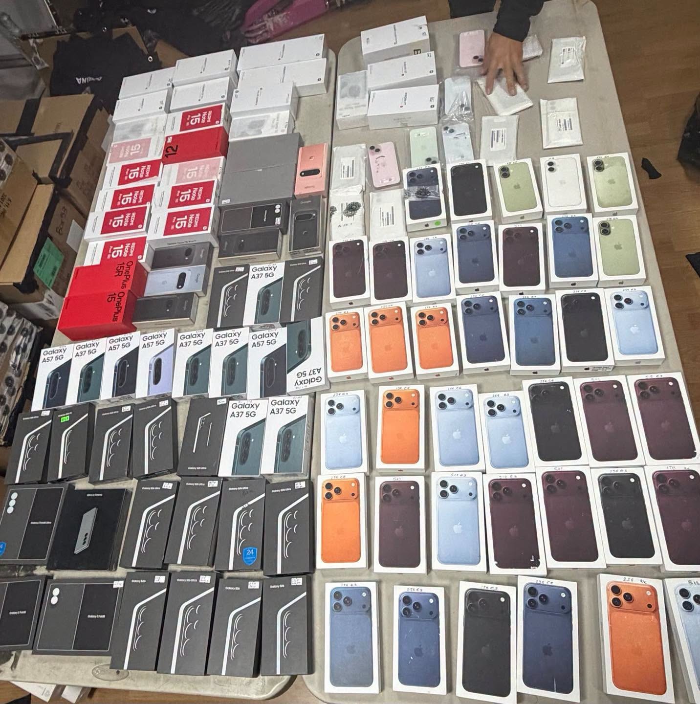 Goditet kontrabanda e teknologjisë: Kapen mbi 100 smartphone luksozë me vlerë marramendëse