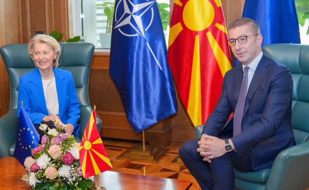 Vizita e Von der Leyen në Shkup, Mickoski kërkon qasje evropiane për çështjet fqinjësore