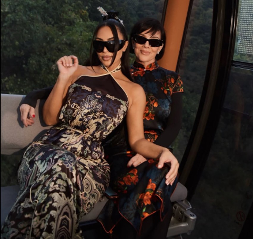 Kris Jenner mahnit ndjekësit me foton nga Muri i Madh i Kinës, ja kë ka etiketuar në postim