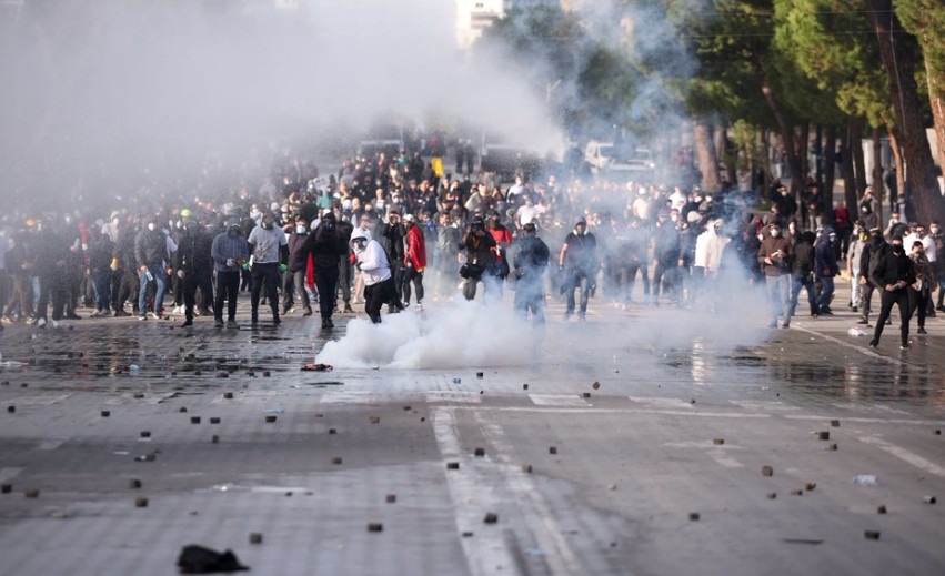 Gjashtë orë përleshje dhe dëme materiale: Kronika e protestës së dhunshme në zemër të Tiranës