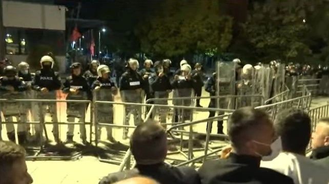 Tensionet bien në Prishtinë: Njësitë speciale të policisë zhvendosen nga Teatri te godina qeveritare