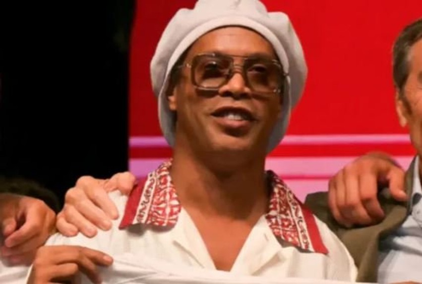 Kthehet magjistari: Ronaldinho përgatitet për ndeshjen e parë zyrtare pas një dekade