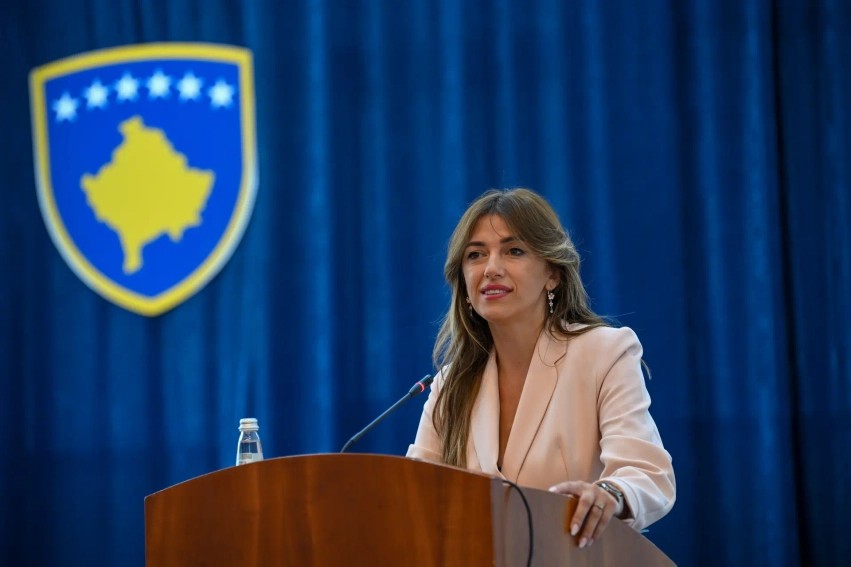 Tragjedia në Pejë: Kryeparlamentarja Haxhiu kërkon drejtësi dhe hetim urgjent për vrasjen e Arlinda Zekajt