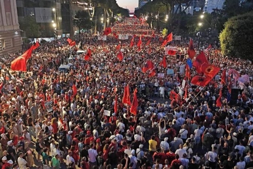 Tirana nën ritmin e protestave: Qytetarët organizojnë tubimin e 133-të dhe kërkojnë largimin e kryeministrit Rama