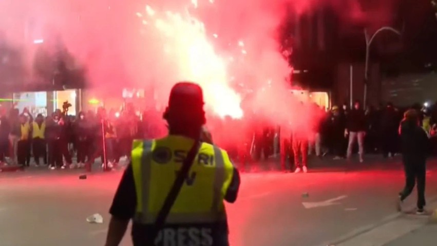 Tensione të larta në Tiranë: Protestuesit sulmojnë policinë me fishekzjarrë dhe molotovë