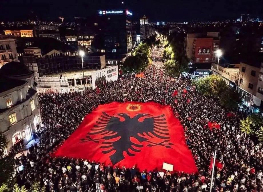 Vazhdojnë protestat në Prishtinë: Mbahet nata e dymbëdhjetë në mbështetje të ish-udhëheqësve të UÇK-së