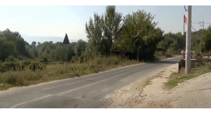 Këmbanë alarmi në Has: Mungesa e sinjalistikës dhe trotuareve rrezikon jetën e nxënësve