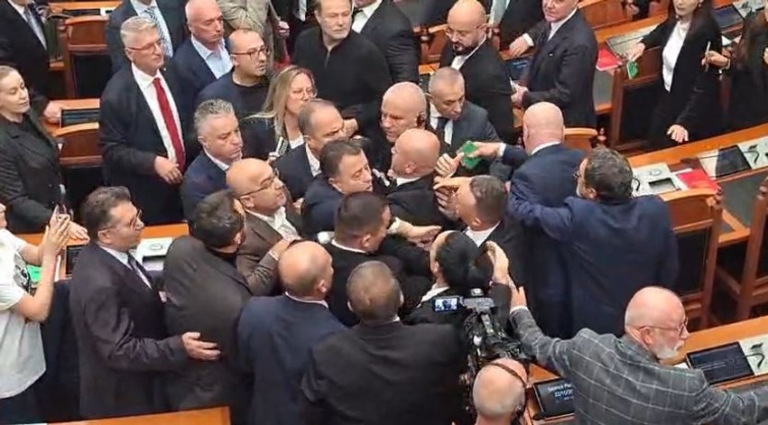 Trazirat në Kuvend: Sekreti i Etikës dënon me 60 ditë përjashtim gjashtë deputetë të opozitës