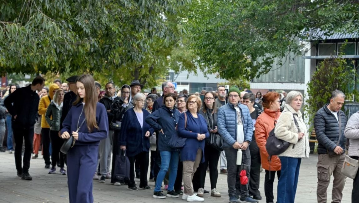 Zgjedhjet e jashtëzakonshme në Serbi: Interesim i lartë në orët e para, dalja arrin në 12%