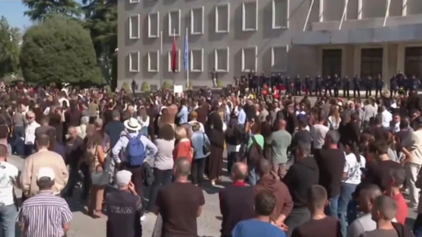 Protesta para Kryeministrisë: Pedagogëve dhe studentëve i shtohet një valë e re qytetarësh, bie në sy mungesa e personave të maskuar