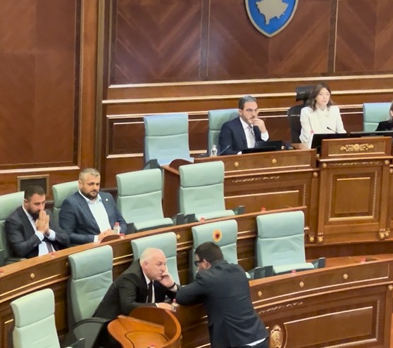 Seanca për Gjykatën Speciale: Mungon ministrja Gërvalla, jashtë Kuvendit protestojnë veteranët