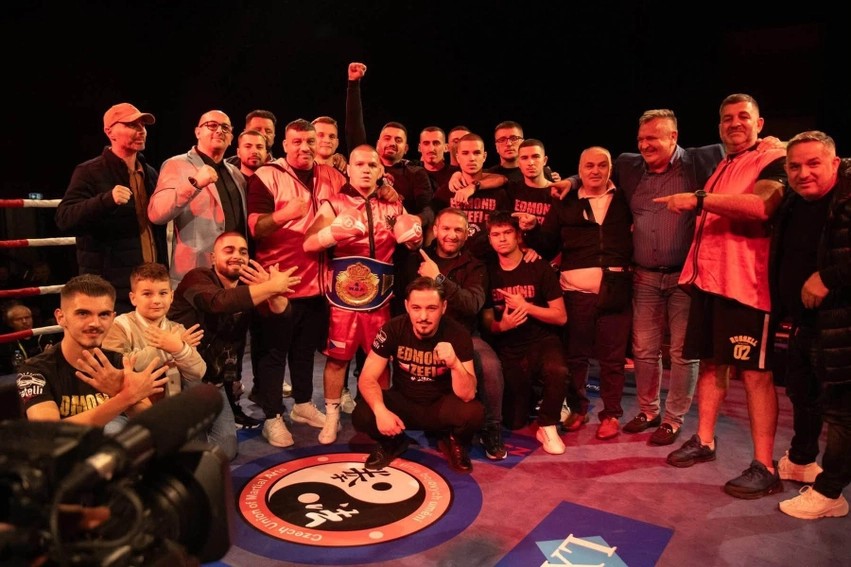 Sukses historik në Çeki: Boksieri Edmond Zefi ngre lart titullin prestigjioz WBF Intercontinental