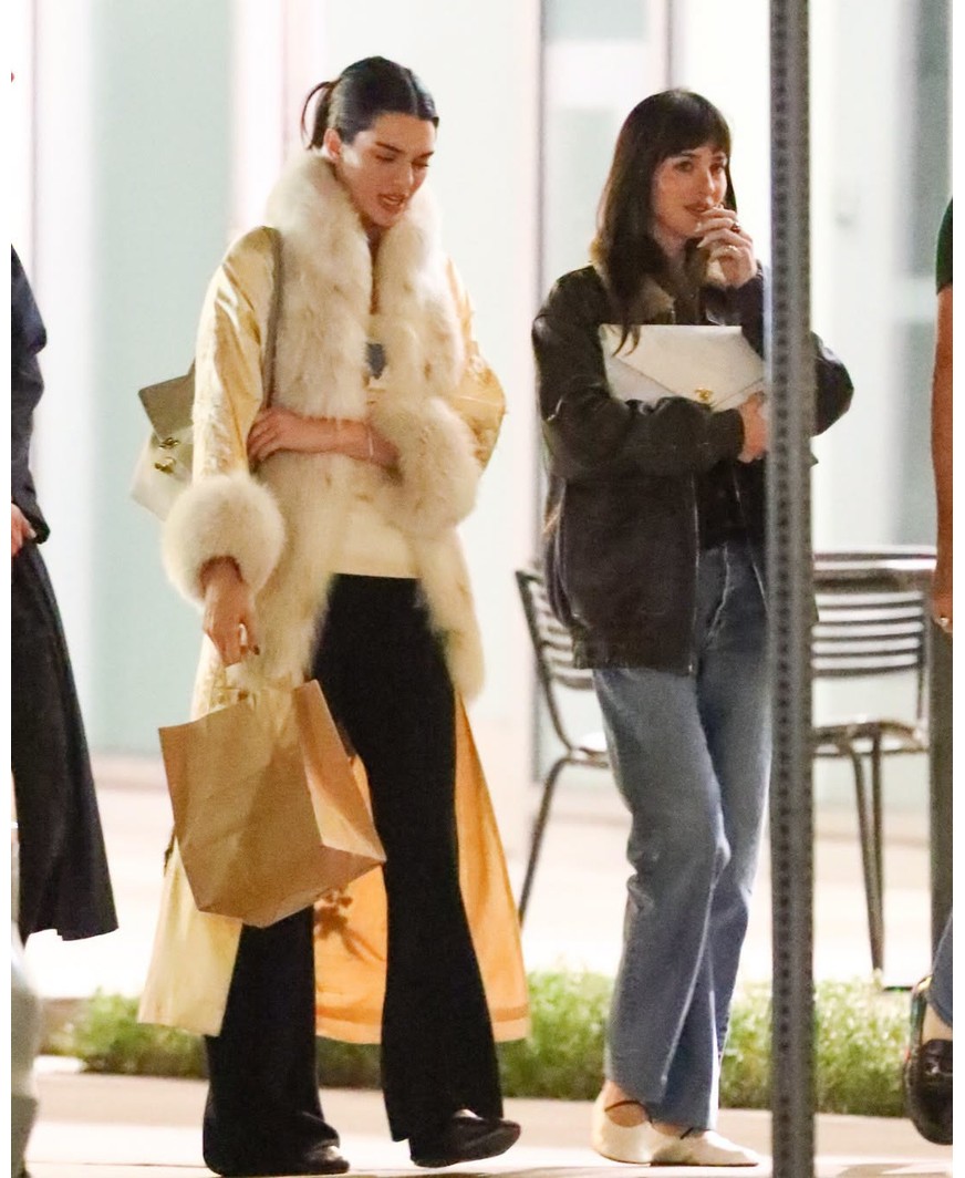 Pamje të papritura në Los Angeles: Kendall Jenner dhe Dakota Johnson kapen mat duke lënë një restorant
