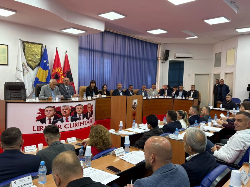 Kundërshtim i fortë në Ferizaj: Kuvendi komunal del me deklaratë unike ndaj vendimit të Hagës për krerët e UÇK-së