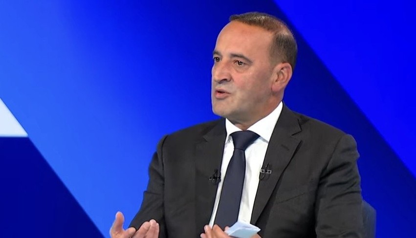 Daut Haradinaj lëshon akuza të forta: Një bashkëpunëtor i shërbimeve serbe u takua në Dubai, po vëzhgohet nga AKI