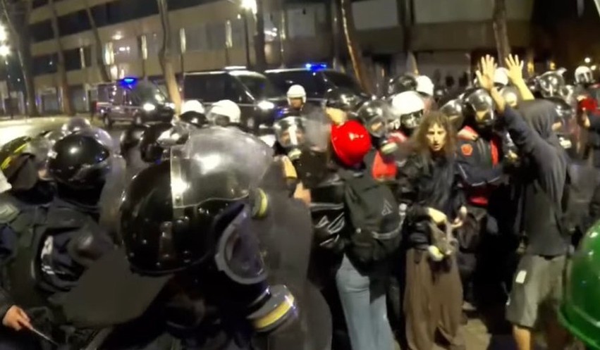 Përplasje të dhunshme në zemër të Tiranës: Policia përdor gaz lotsjellës dhe ujë, nisin arrestimet e protestuesve