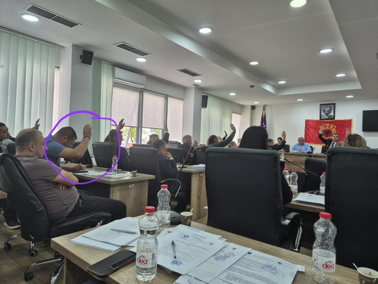 PDK në Fushë Kosovë alarmon: Votat e Listës Serbe dhe Vetëvendosjes u koordinuan në Kuvendin Komunal