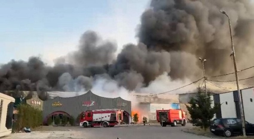 Incident në autostradë: Flakë dhe tym i dendur kaplojnë një qendër argëtimi për fëmijë në aksin Fushë Kosovë-Prishtinë