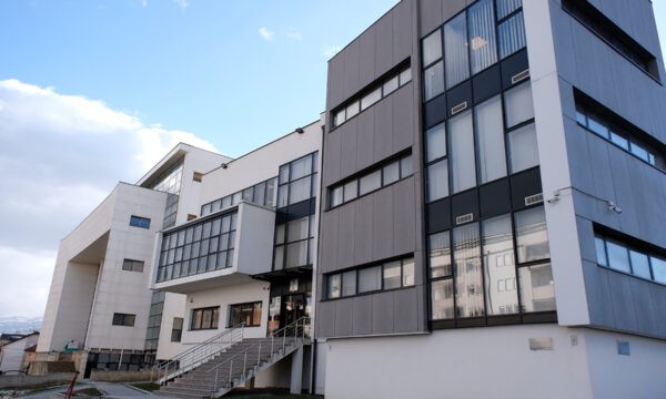 Skema e fajdesë në Rahovec: Nga 1 mijë euro hua te kërkesa prej 8 mijë eurosh, prokuroria kërkon paraburgim për dy persona