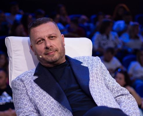 Skandali me pamjet intime: Nga Eli Fara te Monika Lubonja, 17 artiste të lakuara në pretendimet rreth kompozitorit Adrian Hila