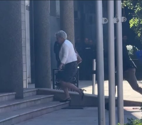 Hyrje e tensionuar në Kuvend: Donika Gërvalla futet mes tymit dhe fishekzjarreve të protestuesve