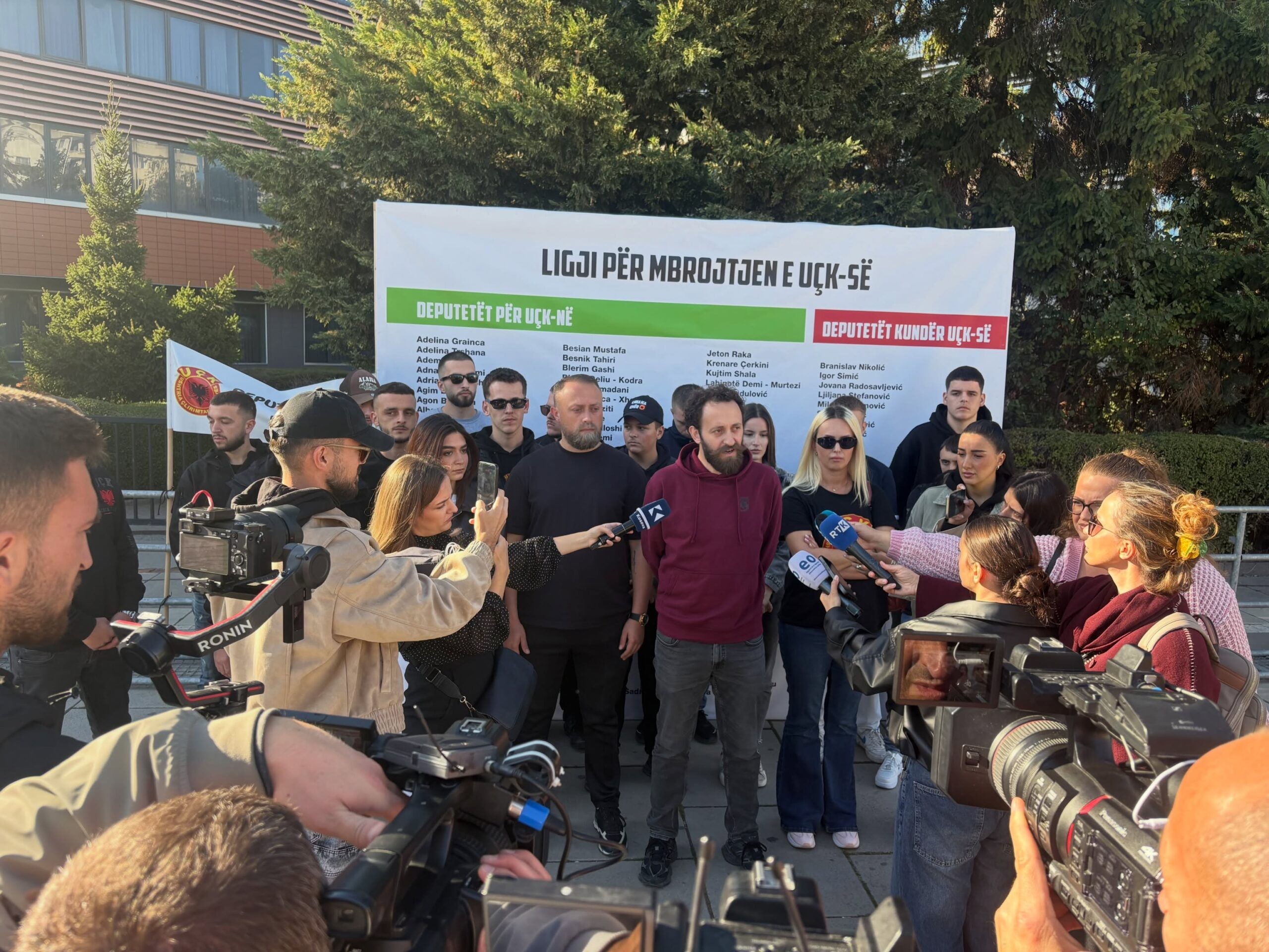 Iniciativa “Jo në emrin tim” proteston para Kuvendit, kërkohet seancë e jashtëzakonshme për Dhomat e Specializuara