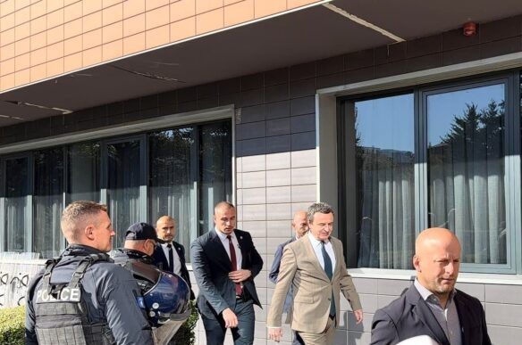 Tensioni para Kuvendit: Protestuesit i kërkojnë Albin Kurtit votën për ndryshimin e Ligjit për Gjykatën Speciale