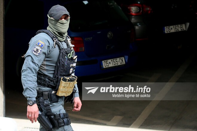 I armatosur me thikë tentoi të grabiste barnatoren në Pejë, bie në pranga i dyshuari