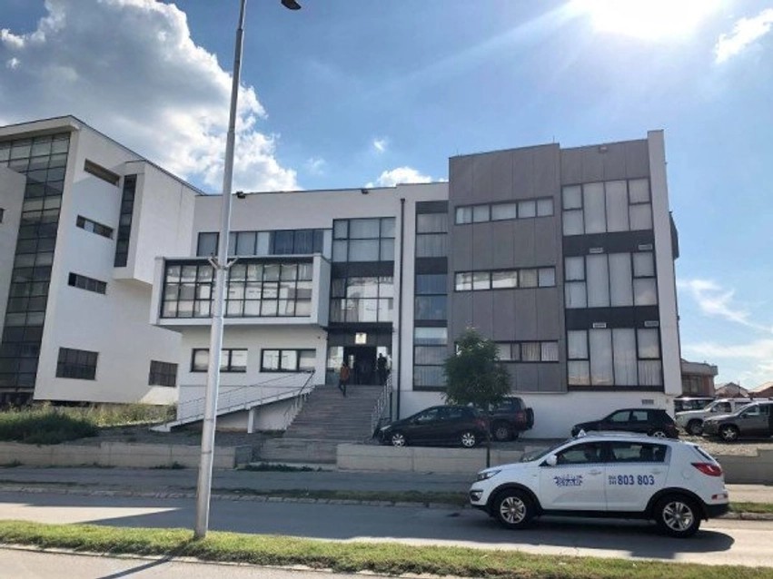 Gjakovë: Prokuroria kërkon paraburgim për personin që grabiti rreth 8 mijë euro nën kërcënimin e thikës