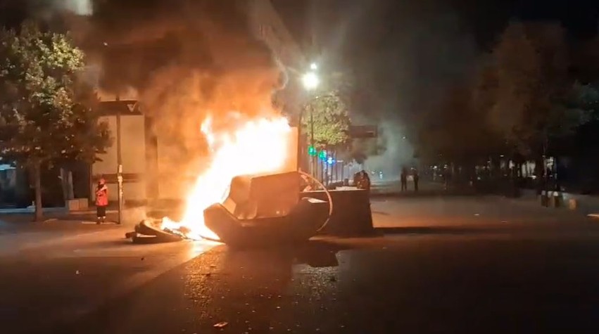 Tension dhe tym në Tiranë: Flakë prapa Muzeut Kombëtar ndërsa protestat e të rinjve hyjnë në ditën e katërt