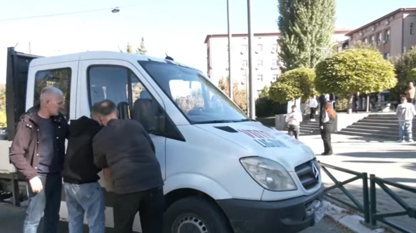 Tensione dhe përplasje para Kuvendit: Protestuesit bllokojnë hyrjen me kamion për çështjen e Speciales
