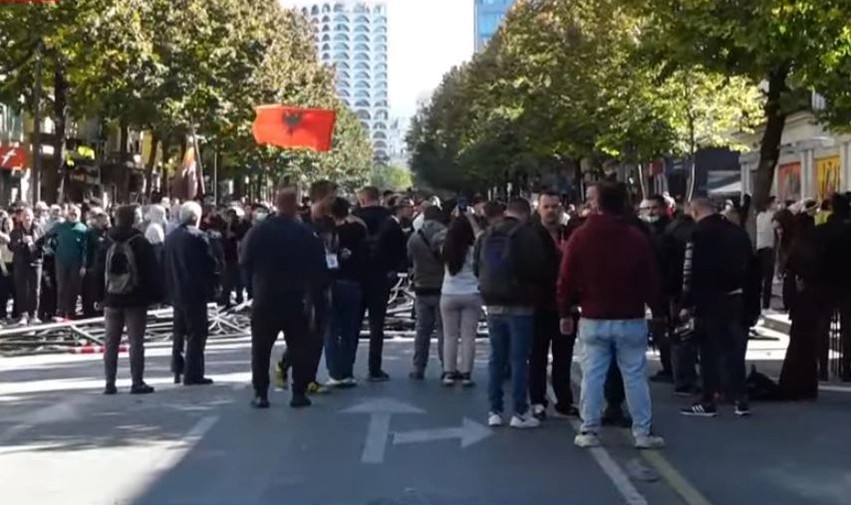 Partia Demokratike anulon mbledhjen e grupit parlamentar, ligjvënësit i bashkohen tubimit studentor
