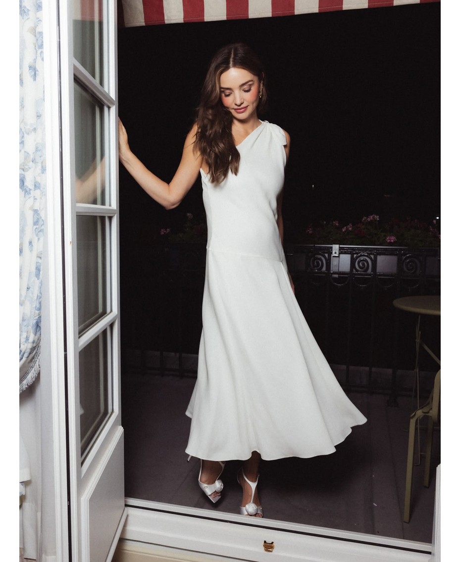 Elegancë dhe shkëlqim parisian: Miranda Kerr tërhiqet nga vëmendja me fustanin e bardhë