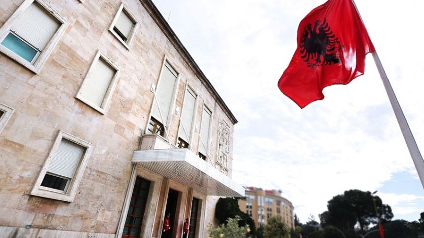Lëvizje në kabinetin qeveritar dhe institucione, miratohen emërimet dhe shkarkimet e reja