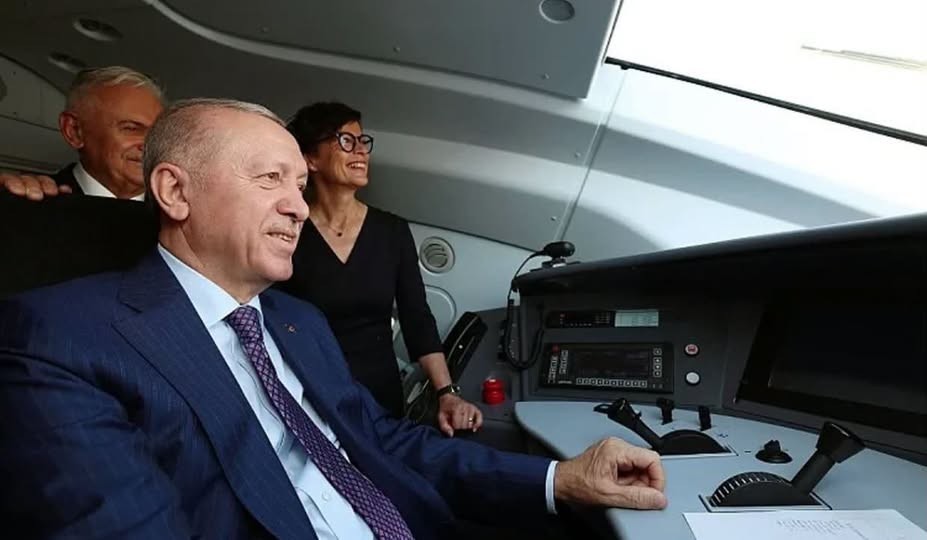 “A dini të fluturoni me helikopter?”: Detaje nga udhëtimi i parë i Erdoganit dhe Marta Kos në linjën e re hekurudhore drejt Evropës