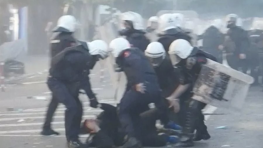 Përplasje të dhunshme para Ministrisë së Arsimit: 23 të shoqëruar, gjashtë policë dhe një gazetare mes të lënduarve