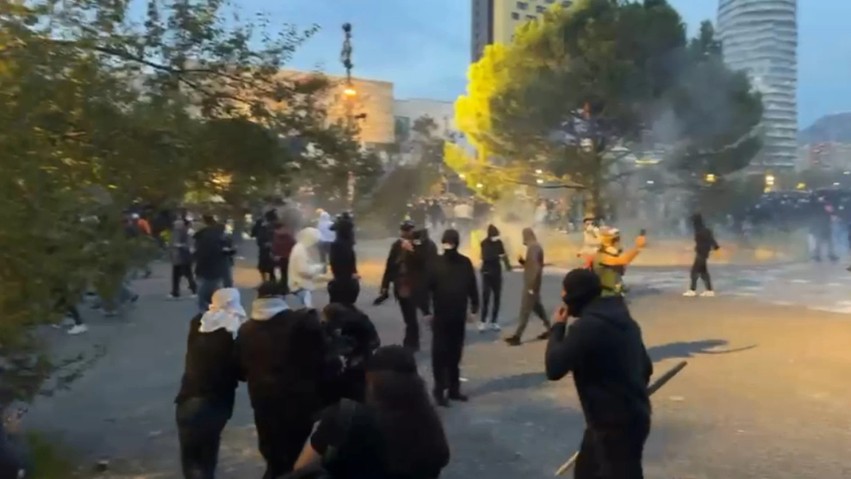 Tensione dhe të lënduar në Tiranë: Protestuesi dyshohet se u qëllua me plumb gome