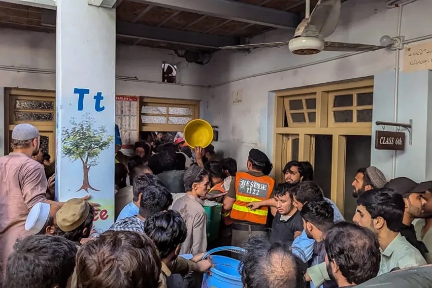 Tragjedi në Pakistan: 33 viktima, mes tyre 32 nxënës, pas shembjes së çatisë së shkollës nga reshjet