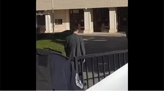 Në prag të votimeve për Specialen, Altin Krasniqi hyn në Kuvend mes thirrjeve “UÇK” nga protestuesit